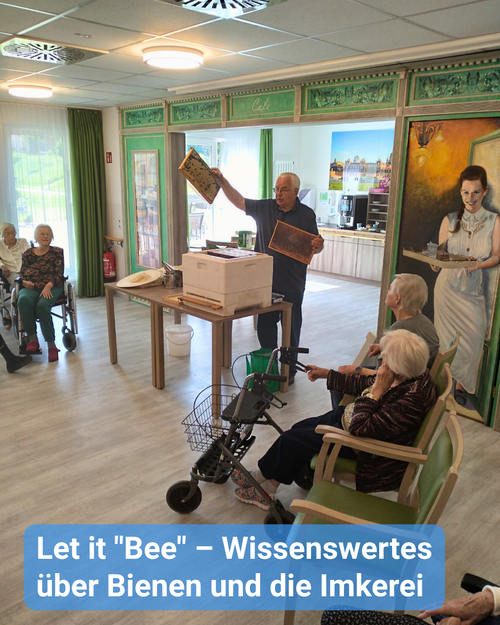 Ein Imker zeigt Bienenwaben vor Publikum. Text: 'Let it "Bee" – Wissenswertes über Bienen und die Imkerei'.