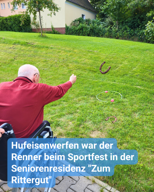 Ein Senior im Rollstuhl nimmt an einem Sportwettbewerb beim Hufeisenwerfen teil. Bildbeschriftung: Hufeisenwerfen war der Renner beim Sportfest in der Seniorenresidenz "Zum Rittergut"
